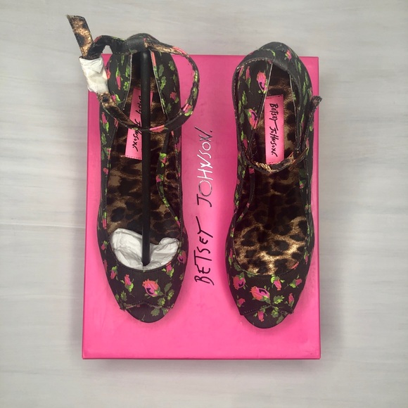 Betsey Johnson Rose Print Wedge Sandals. - Picture 2 of 5